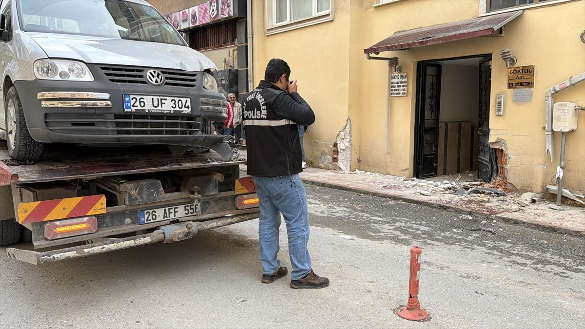 Eskişehir’de Trafik Kazası: Üç Yaralı