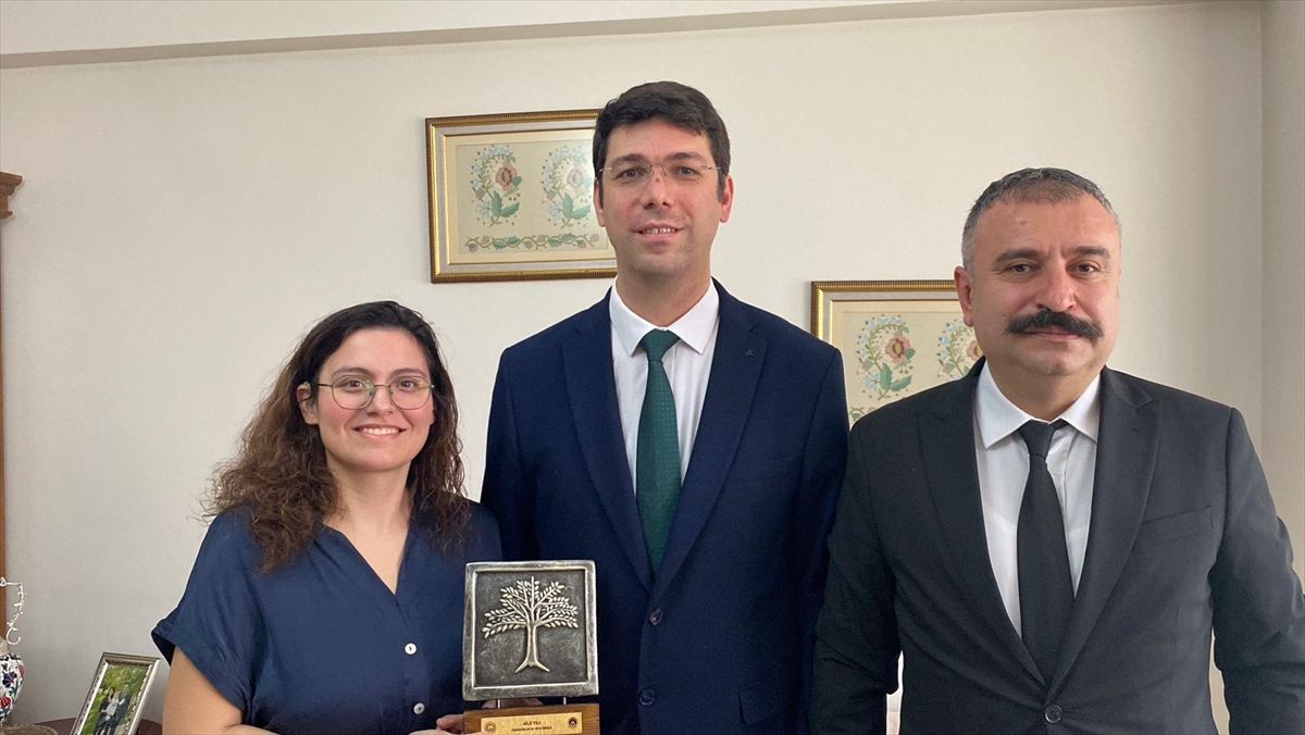Azimle Engelleri Aşan Aileye Vali Ziyareti