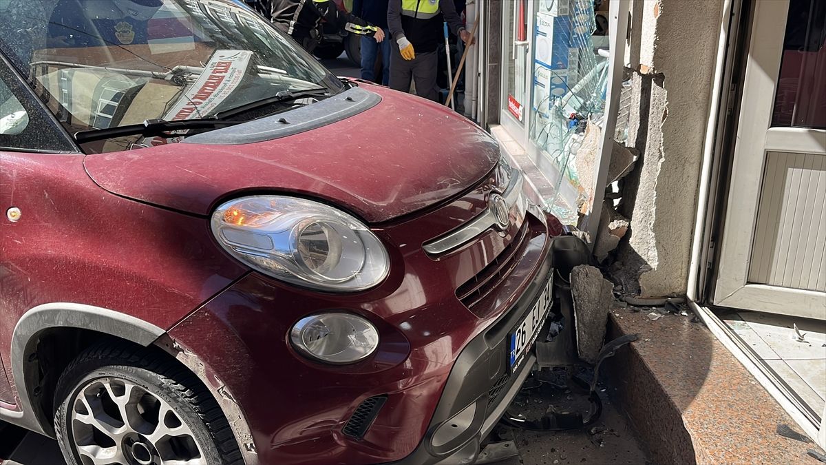 Otomobil Kaldırımda Bekleyen Yayaya Çarptı