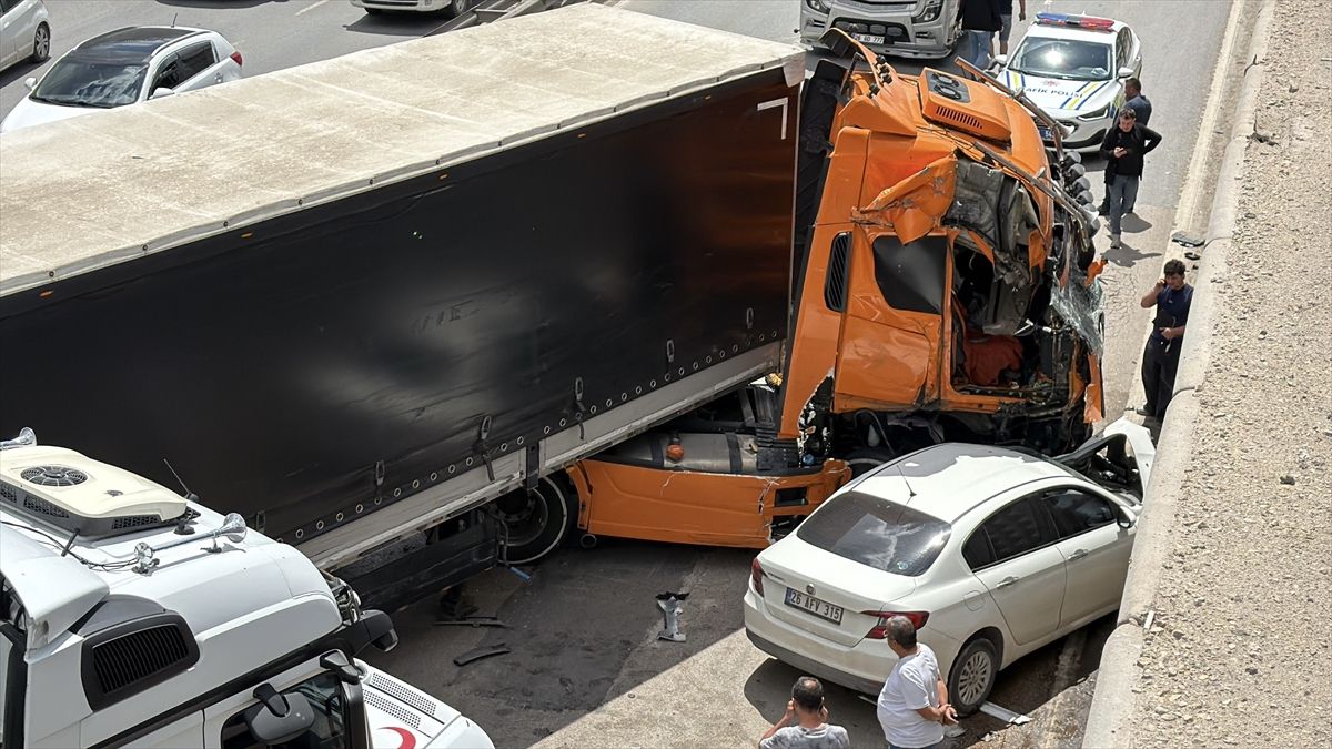 Eskişehir’de Tır Kazası Ulaşımı Aksattı
