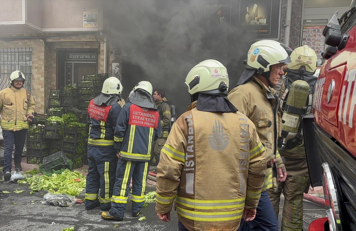 Fatih’te market deposunda çıkan yangına müdahale ediliyor