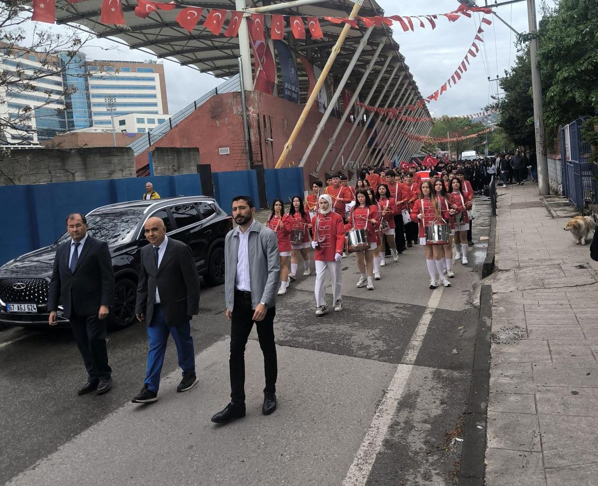Fener Anadolu Lisesi’nden Coşkulu Bayram Yürüyüşü