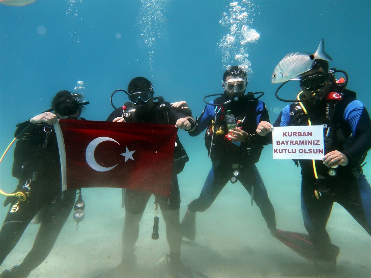 Dalgıçlar Kurban Bayramı’nı Deniz Dibinde Kutladı