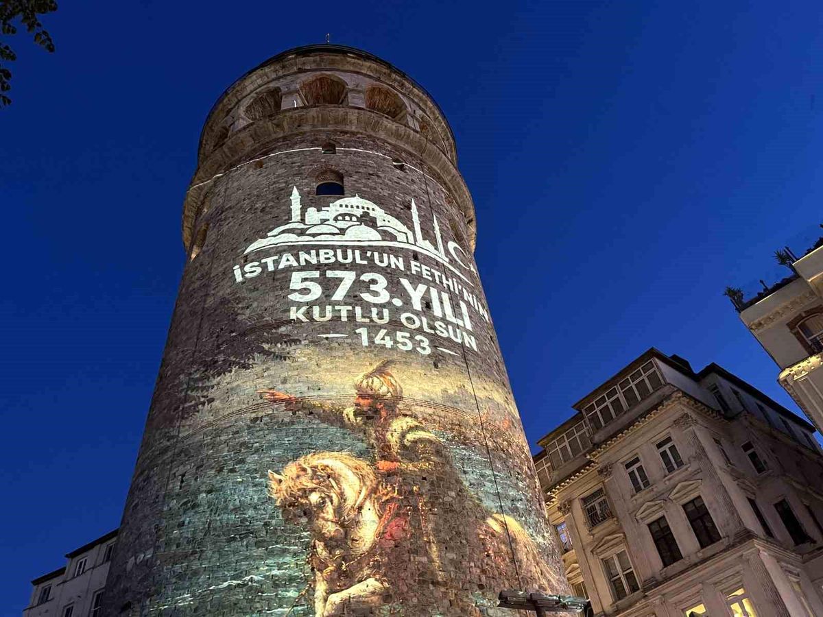 Galata Kulesi’nde Işık Gösterisiyle Fetih Kutlandı