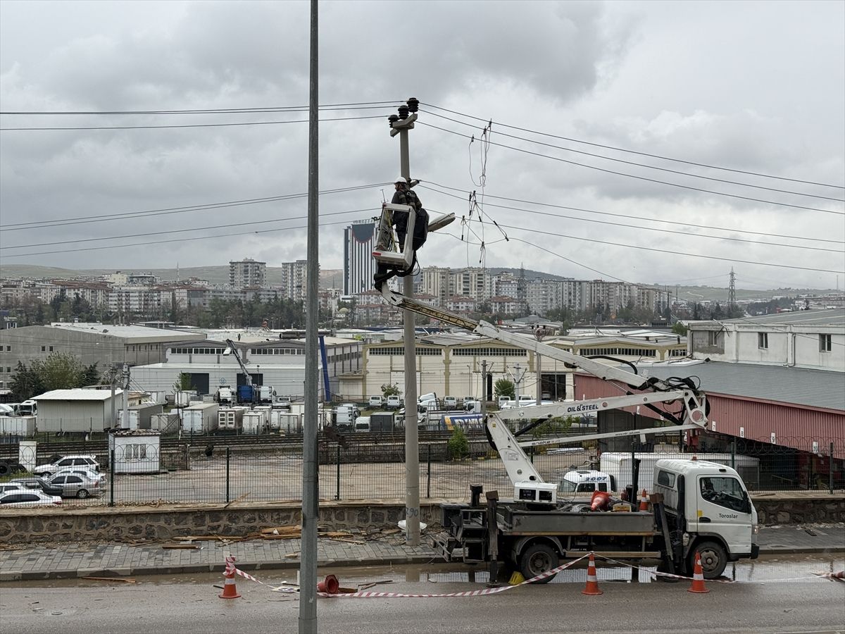 Gaziantep’te fırtınanın verdiği hasar gün aydınlanınca ortaya çıktı