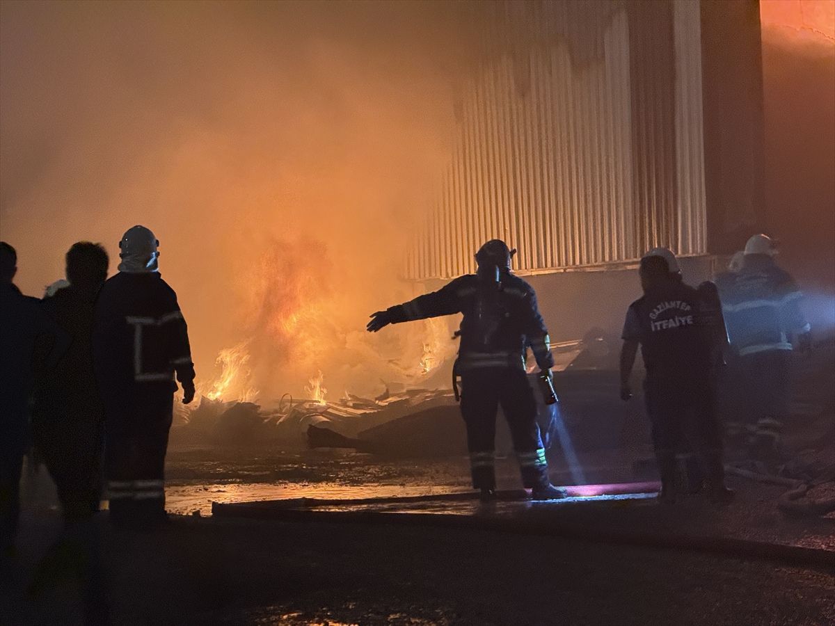 Gaziantep’te mobilya fabrikası yangını söndürüldü