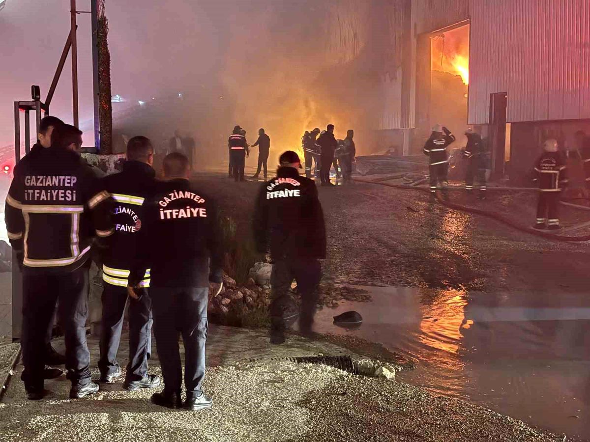 Gaziantep’te mobilya fabrikasında yangın
