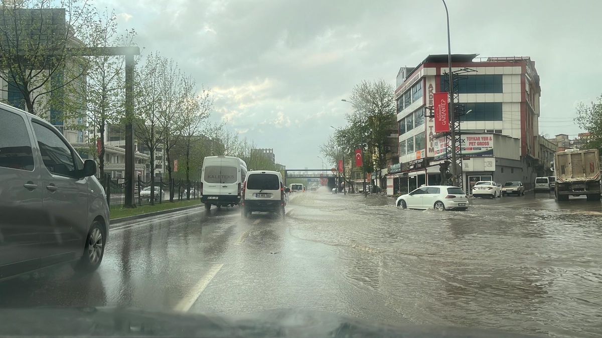 Gaziantep’te Sağanak Yağış Hayatı Olumsuz Etkiledi