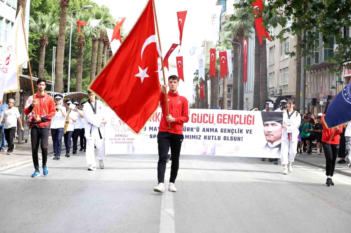 Denizli’de 19 Mayıs Coşkusu: 120 Metrelik Bayrak Korteji