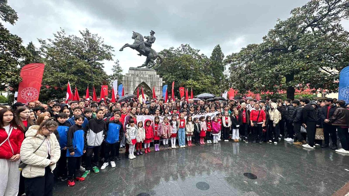Gençlik Haftası Samsun’da Onur Anıtı’na Çelenk Sunumuyla Başladı