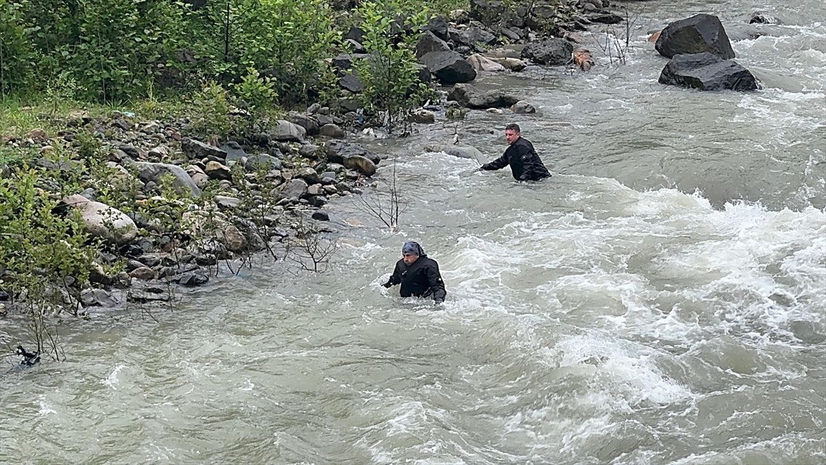 Giresun’da Akıntıya Kapılan Amca ve Yeğeni İçin Arama Devam Ediyor