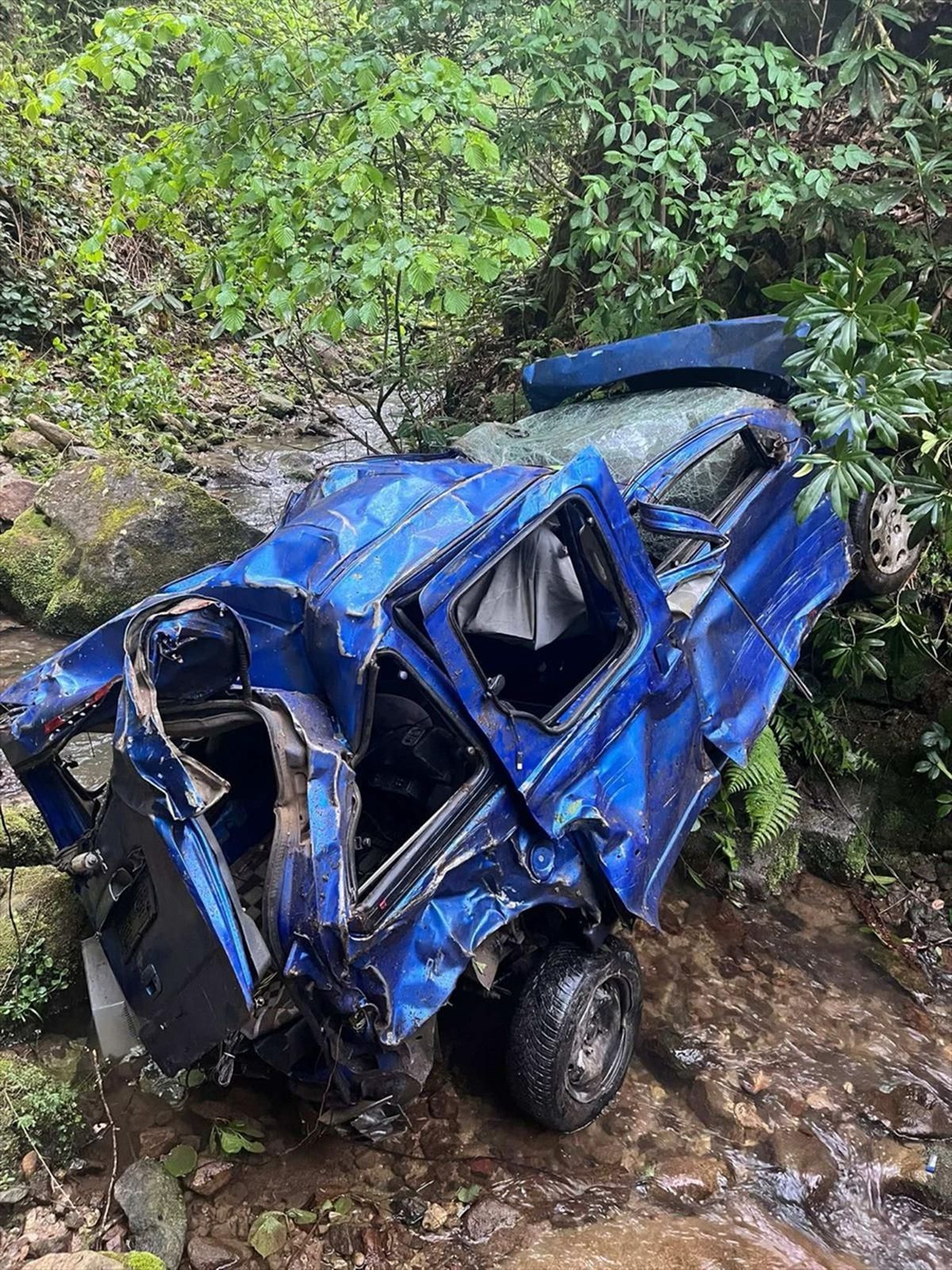 Giresun’da Kamyonet Dereye Yuvarlandı: 4 Yaralı