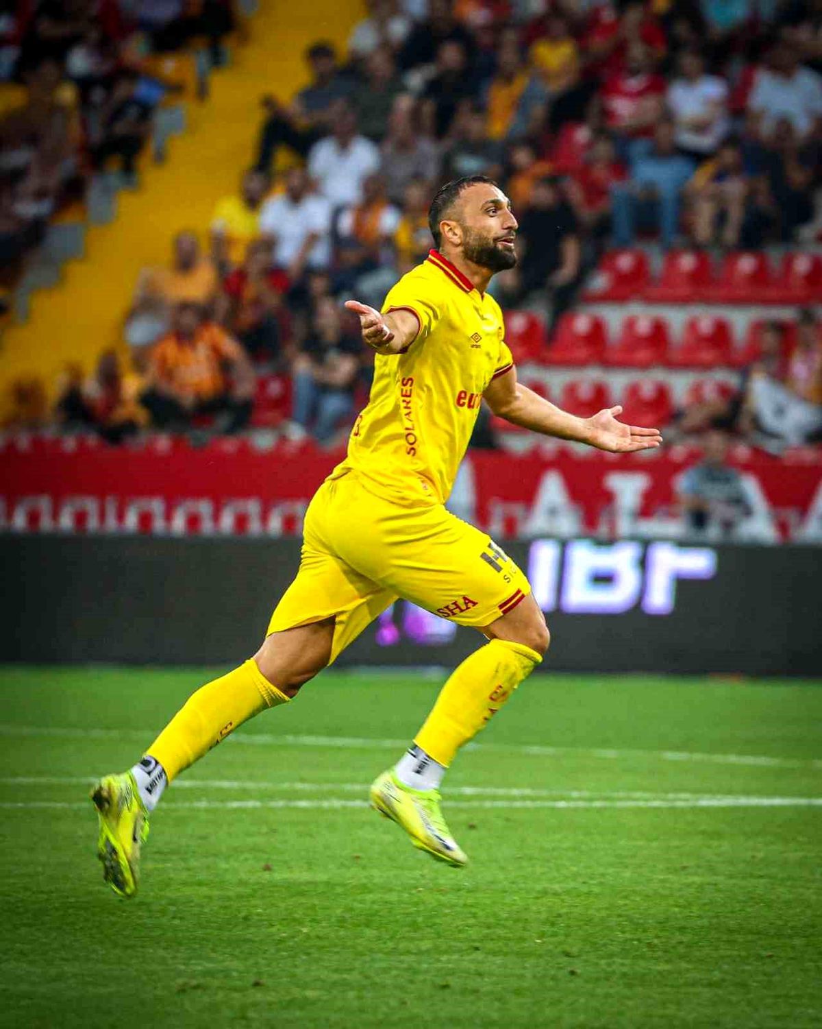 Göztepe, Efkan Bekiroğlu’nun sözleşmesini 2027’ye uzattı
