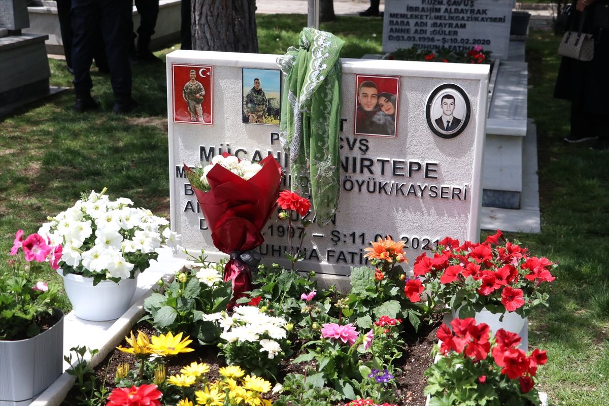 Şehit anneleri, Anneler Günü’nde evlatlarının kabri başında dua etti