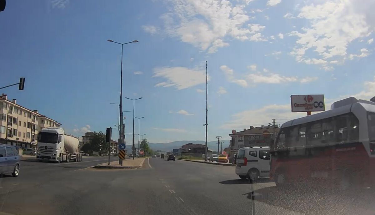 Düzce’de Otobüs ile Ticari Araç Çarpıştı