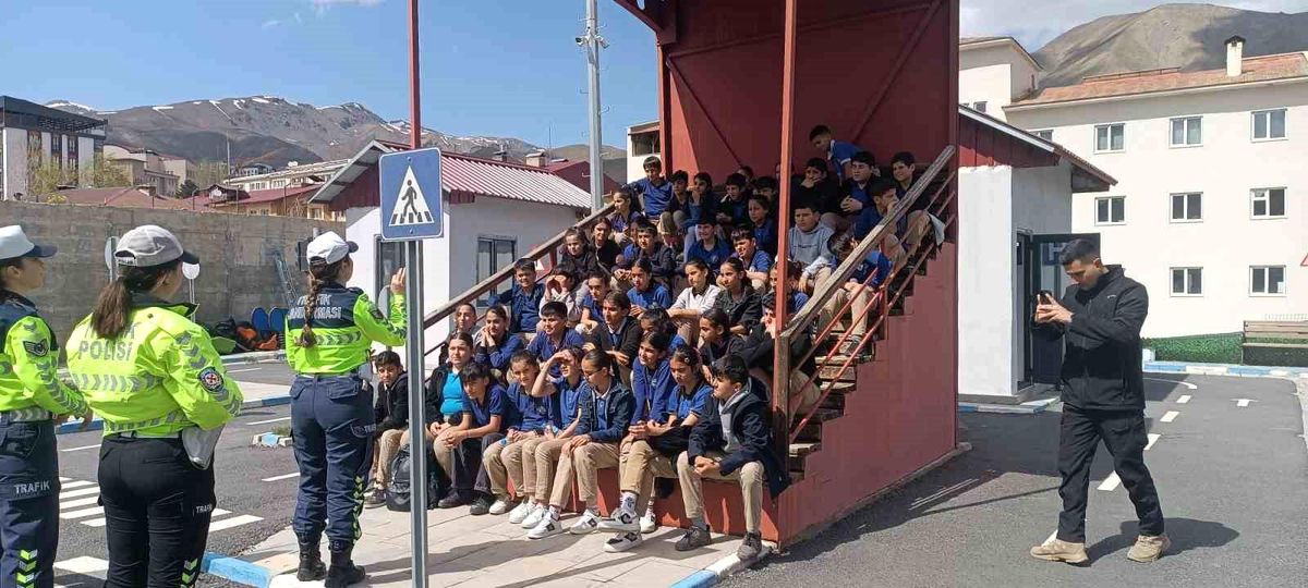 Hakkari polisinden çocuklara trafik eğitimi