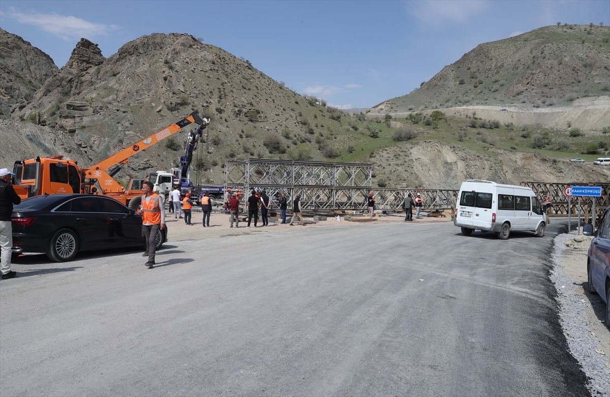 Hakkari’deki Heyelan İçin Alternatif Köprü ve Yol Çalışmaları