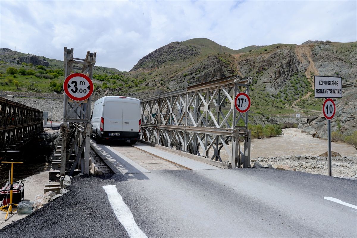 Hakkari’de Heyelan Sonrası Ulaşım Açıldı