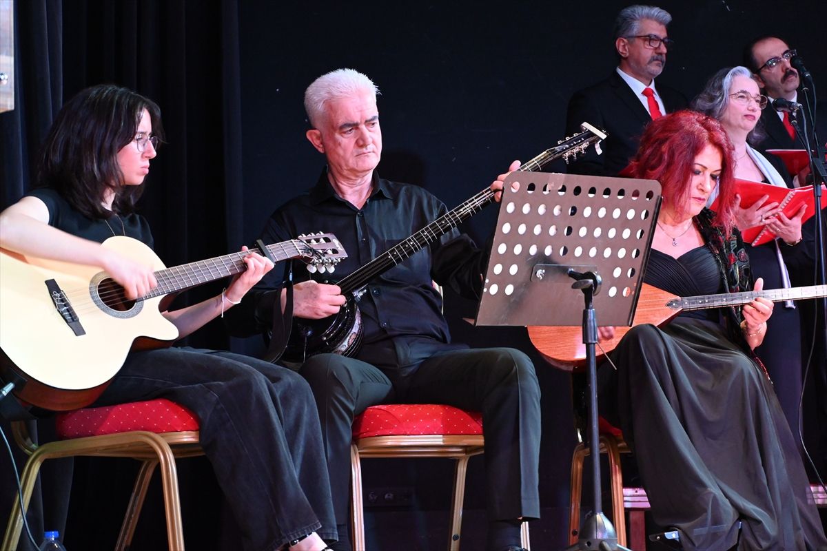 Antalya’da Anadolu Ezgileri Korosu Konser Verdi
