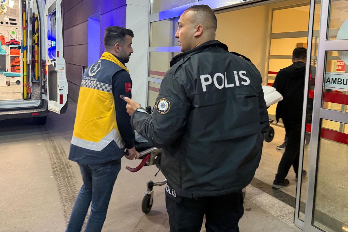 Hükümlü şahıs, hastanede kafasında bardak kırarak kendini yaraladı