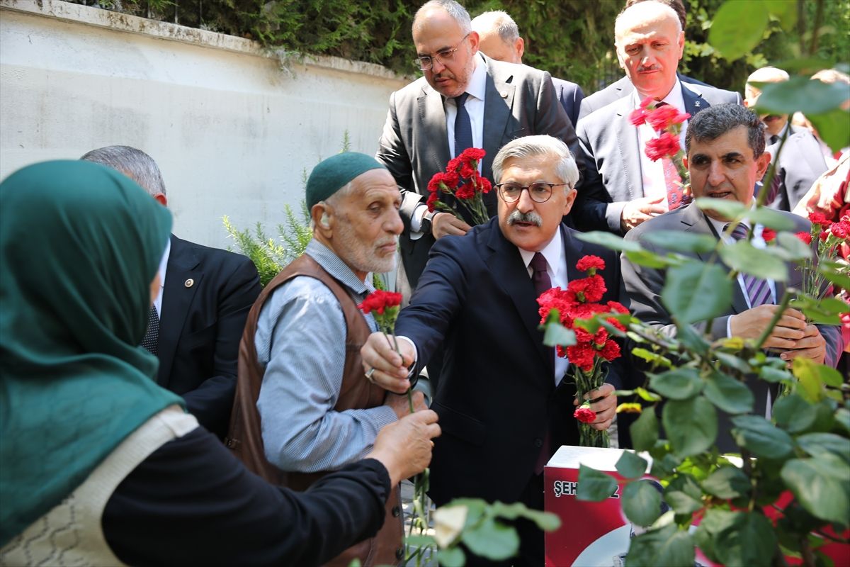 Hatay’da bayram arifesinde şehitlik ve deprem mezarlığı ziyareti