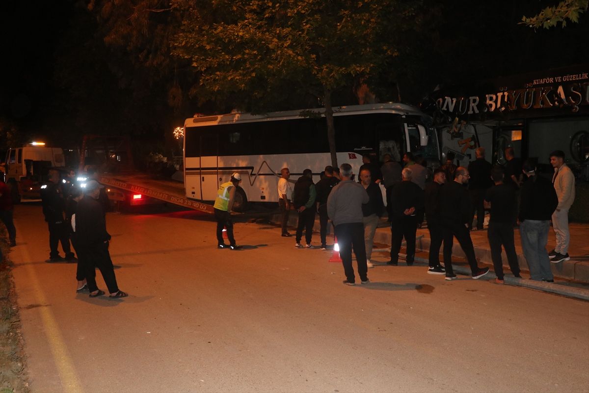 Defne’de Midibüs Kazası: 2 Ağır Yaralı
