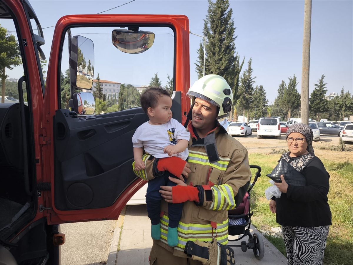 Bebek Otomobilde Mahsur Kaldı