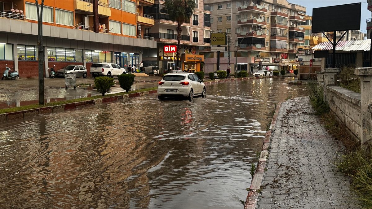 Dörtyol’da Sağanak Yağışta Su Birikintileri