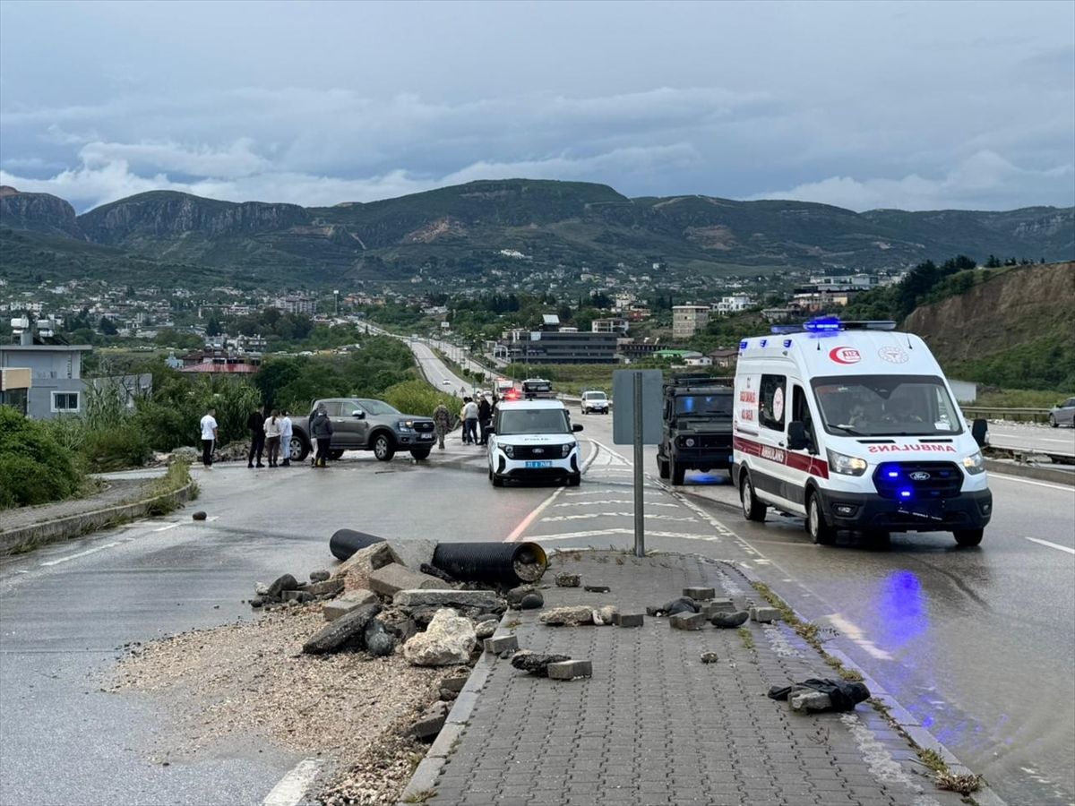Hatay’da Sağanak Felaketi: 1 Ölü, 5 Araç Hasar Gördü