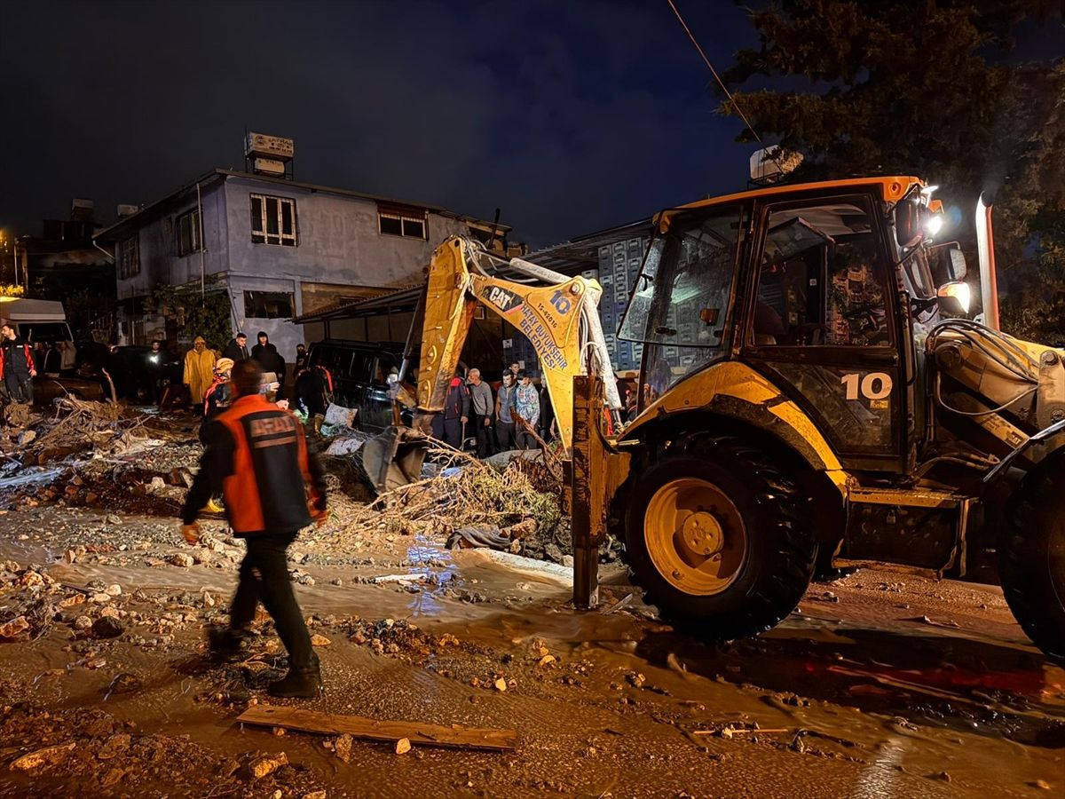 Antakya’da sağanakta ev çöktü: 1 ölü