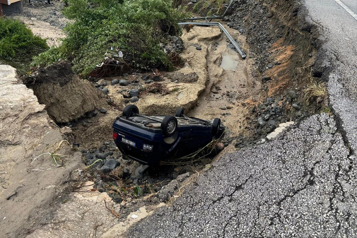 Hatay’da sağanak: 2 ölü, yollar çöktü