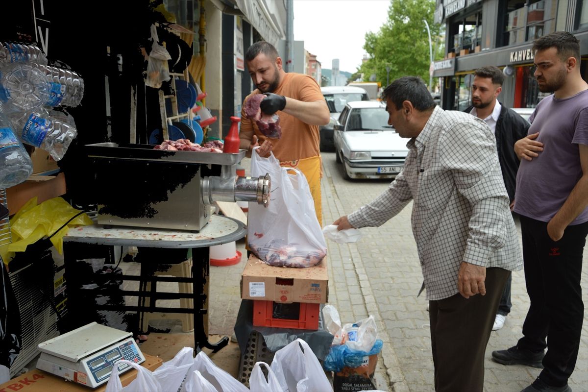 Havza’da Kıyma Mesaisi Devam Ediyor