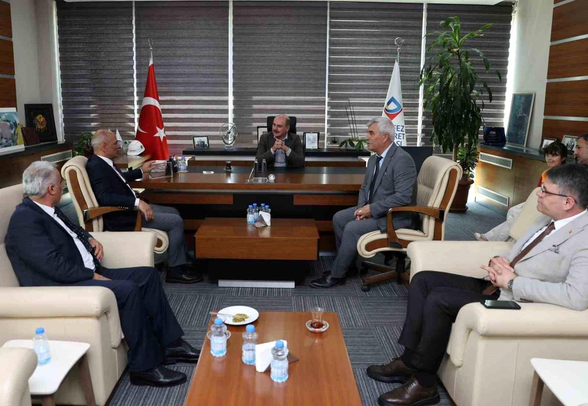 Hem bayramlaştılar hem de ilçe gündemini değerlendirdiler