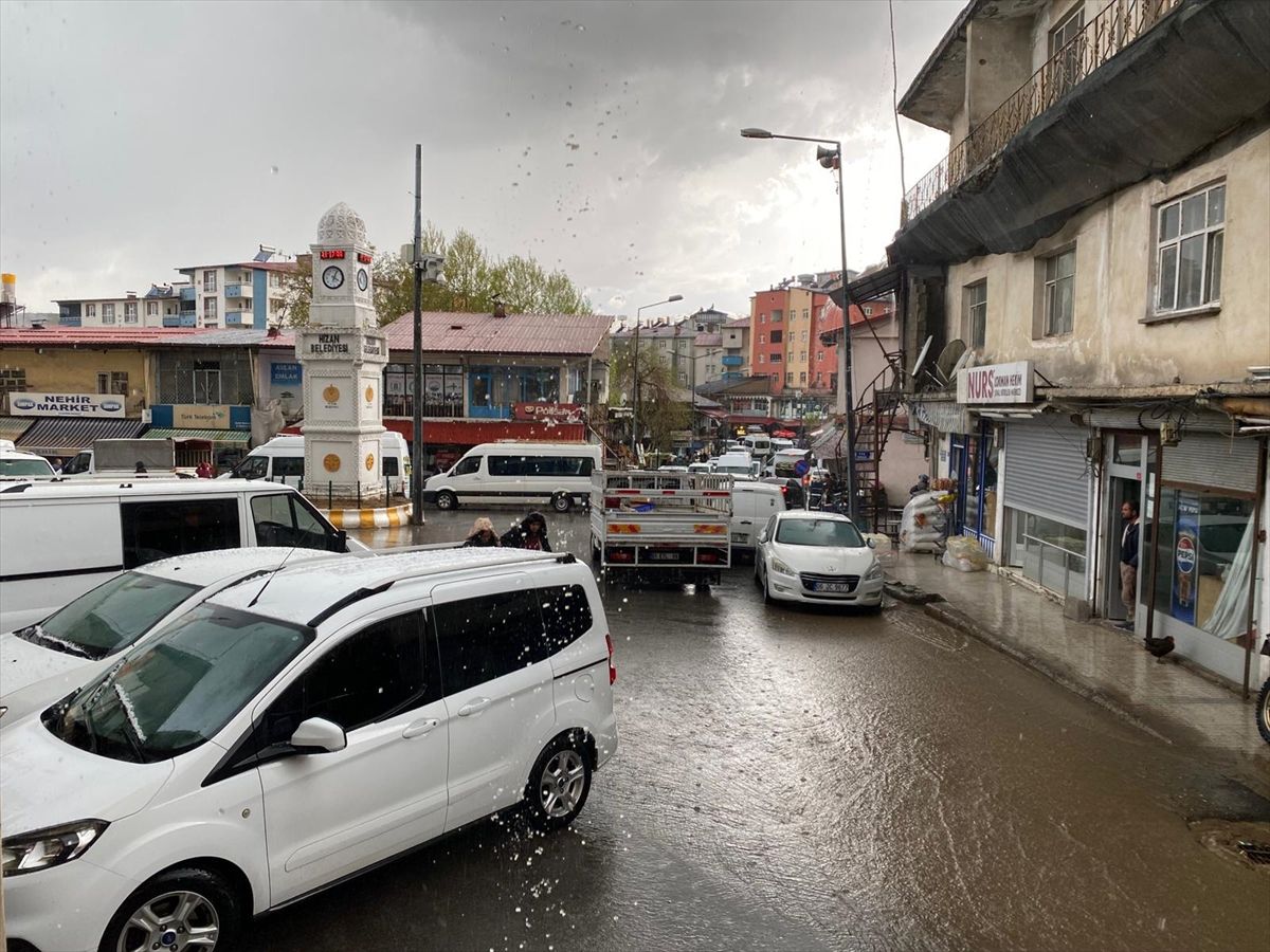 Hizan’da Sağanak Yağış Hayatı Olumsuz Etkiledi