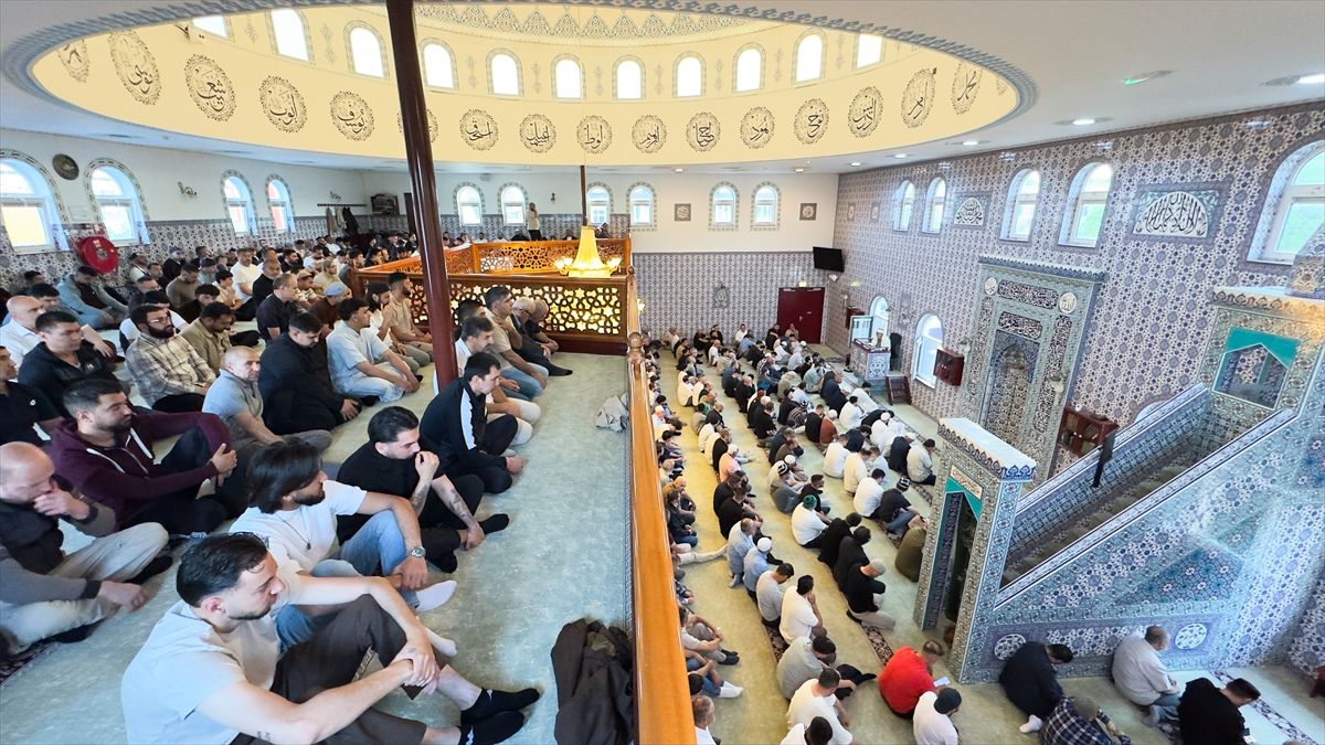 Hollanda’da Müslümanlar Kurban Bayramı’nda Bir Araya Geldi