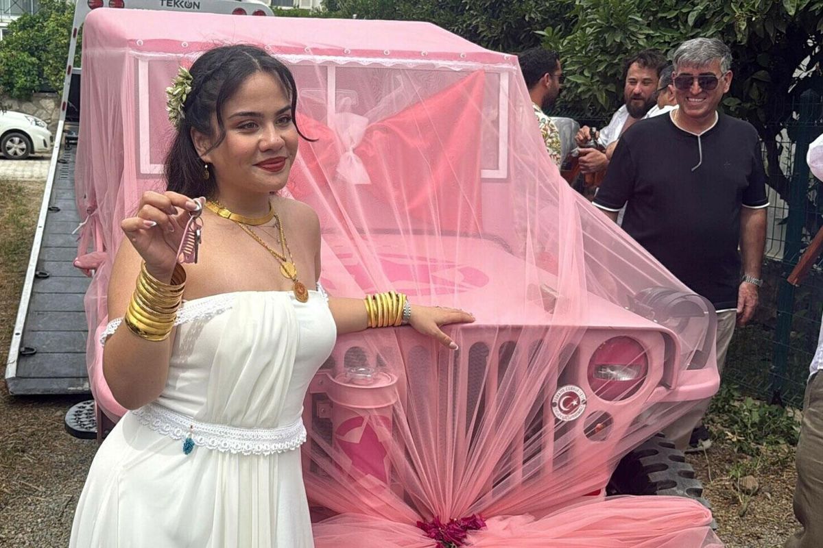 Bodrum’da Eşsiz Çeyiz: Pembe Cip