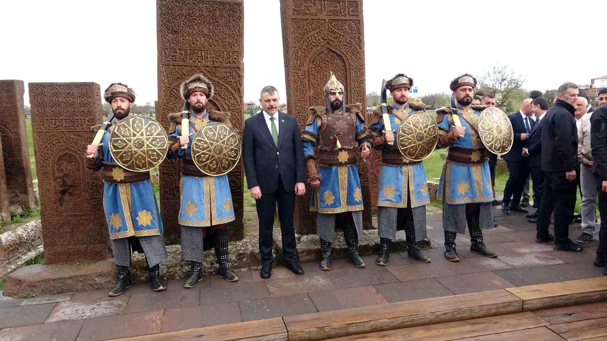 Bakan Çiftçi Ahlat’ta Selçuklu Mezarlığını Ziyaret Etti