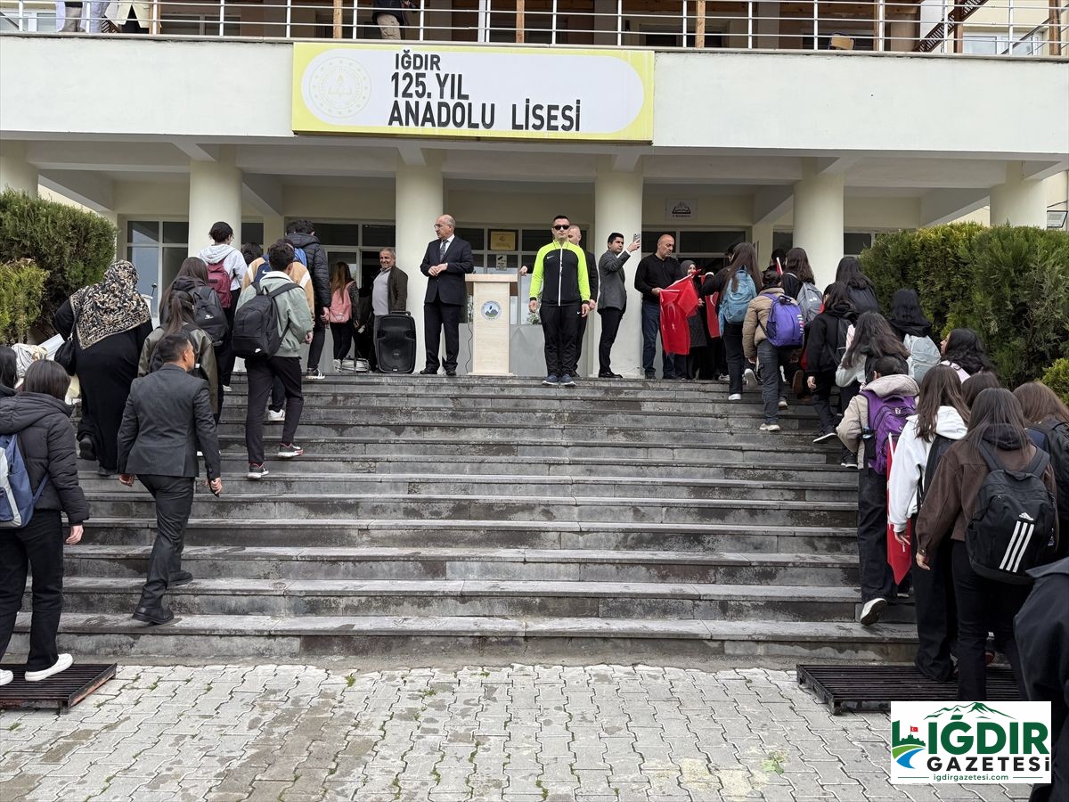 Protokol Üyeleri Öğrencilerle İstiklal Marşı Okudu