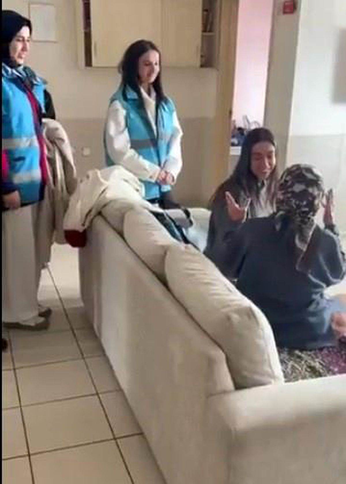 Öğrencilerden Huzurevine Sevgi Battaniyesi