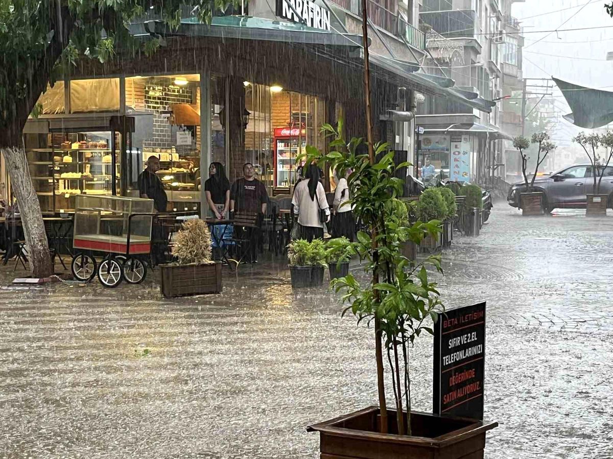 İncirliova’da Sağanak ve Fırtına Hayatı Olumsuz Etkiledi
