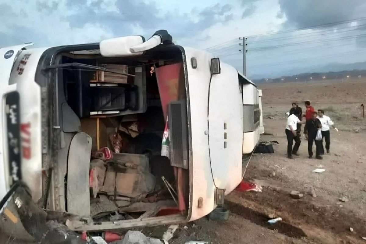 İran’da yolcu otobüsü devrildi! 8 kişi hayatını kaybetti