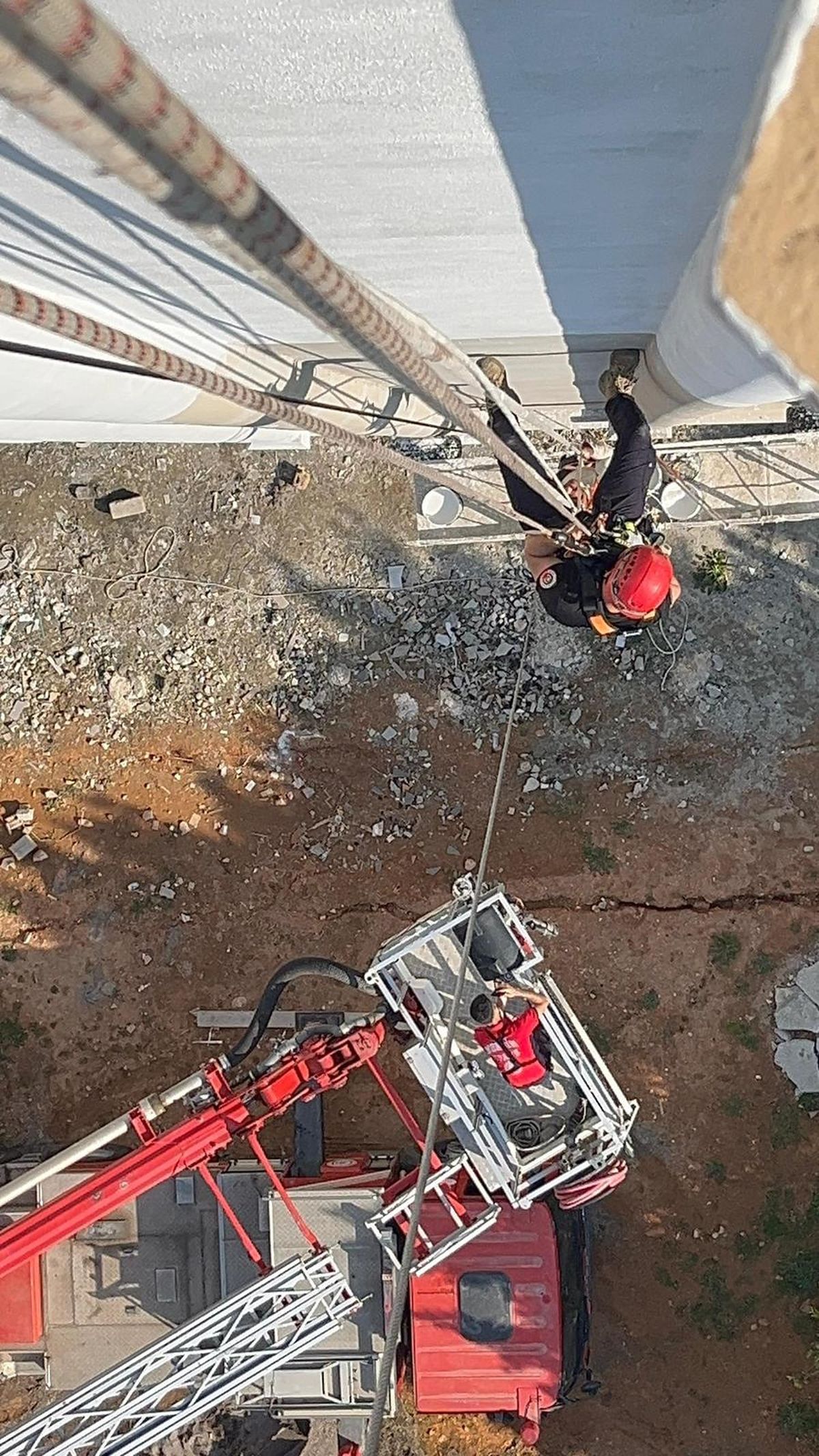 Mezitli’de Asılı Kalan İşçiler Kurtarıldı