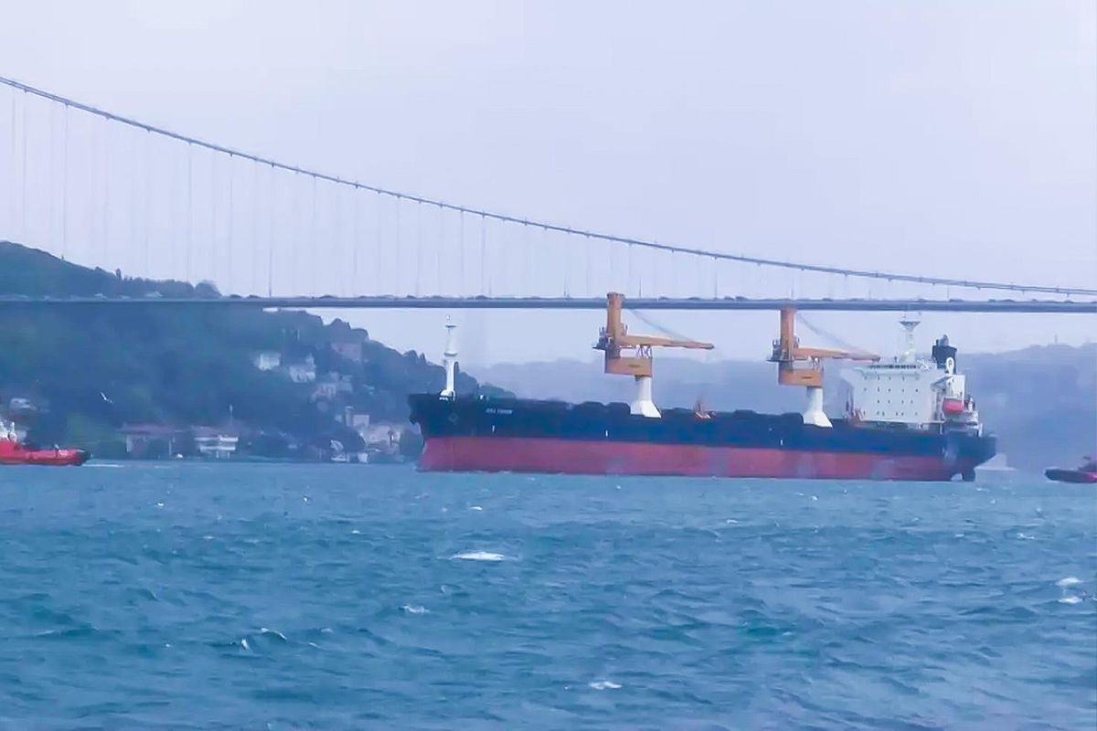Drone saldırısına uğrayan gemi İstanbul Boğazı’ndan geçiriliyor