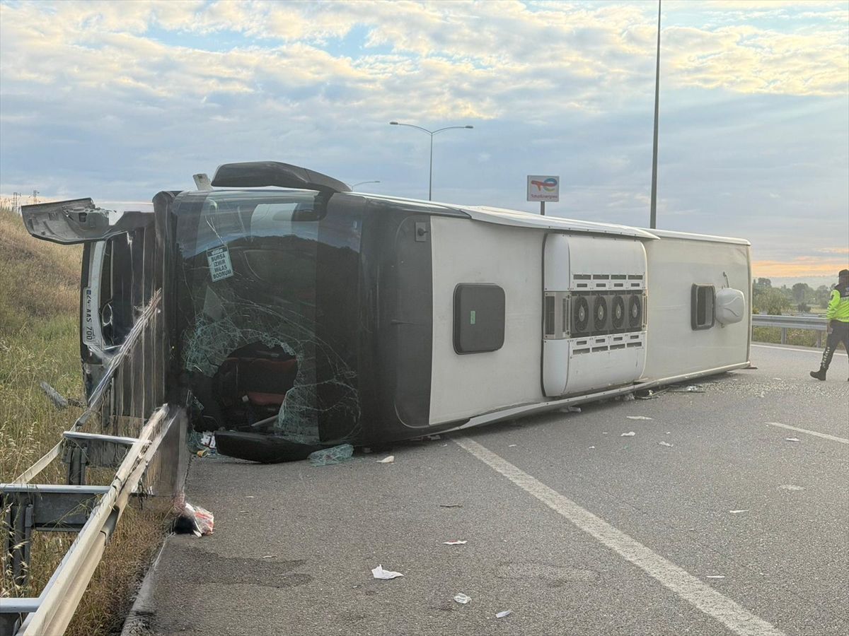 İstanbul-İzmir Otoyolu’nda Otobüs Devrildi