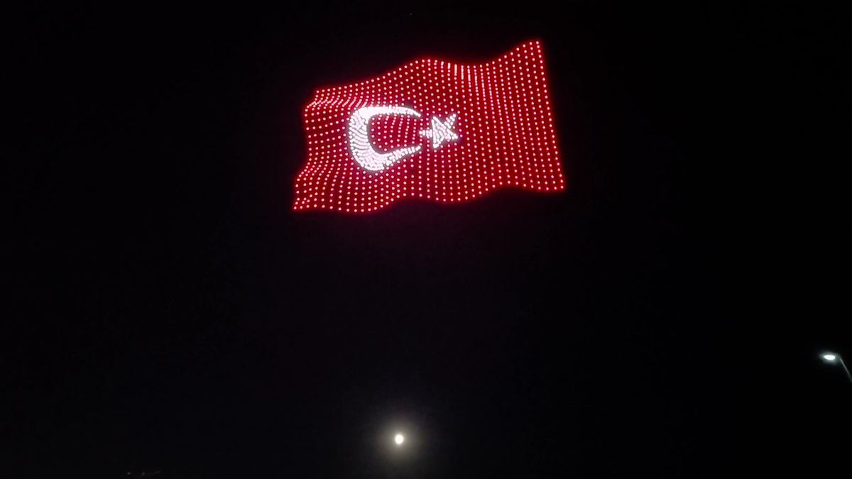İstanbul’un Fethinin 573. Yılında 1453 Dronlu Görkemli Gösteri