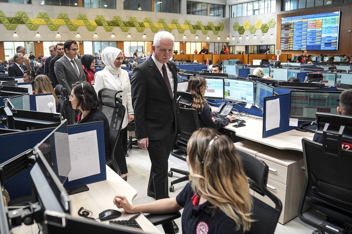 Vali Gül, 112 Acil Çağrı Merkezi’ni Ziyaret Etti