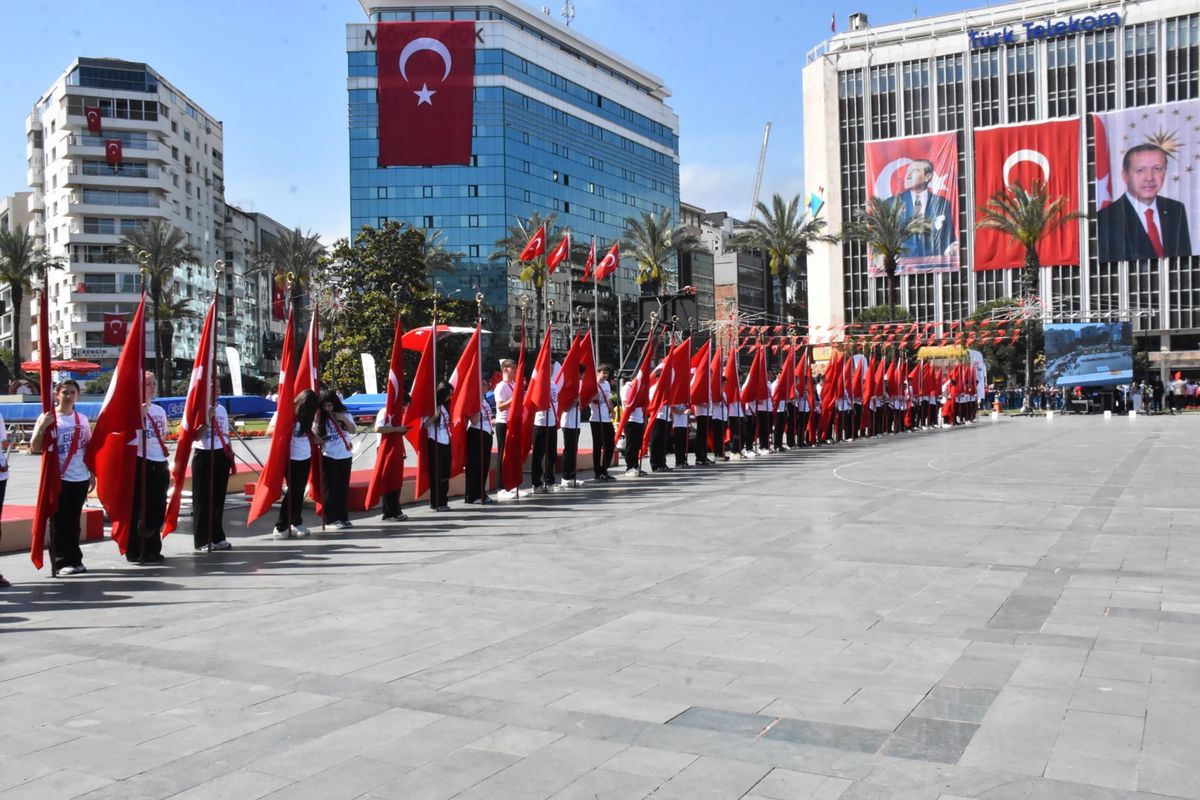 İzmir’de Coşkuyla 19 Mayıs Kutlaması