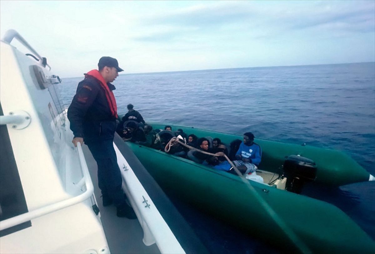 Çeşme ve Foça’da Düzensiz Göçmen Operasyonu