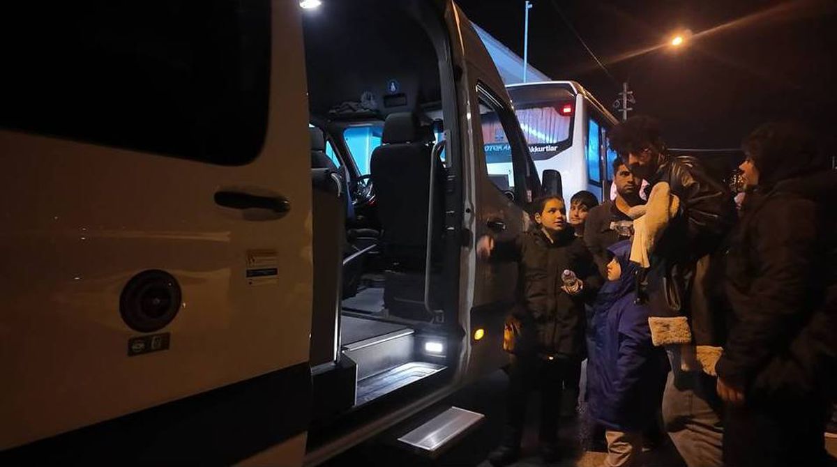 İZMİR’DE GÖÇMEN BOTU YARI BATIK HALDE BULUNDU: 1 ÇOCUK ÖLDÜ, 43 KİŞİ KURTARILDI