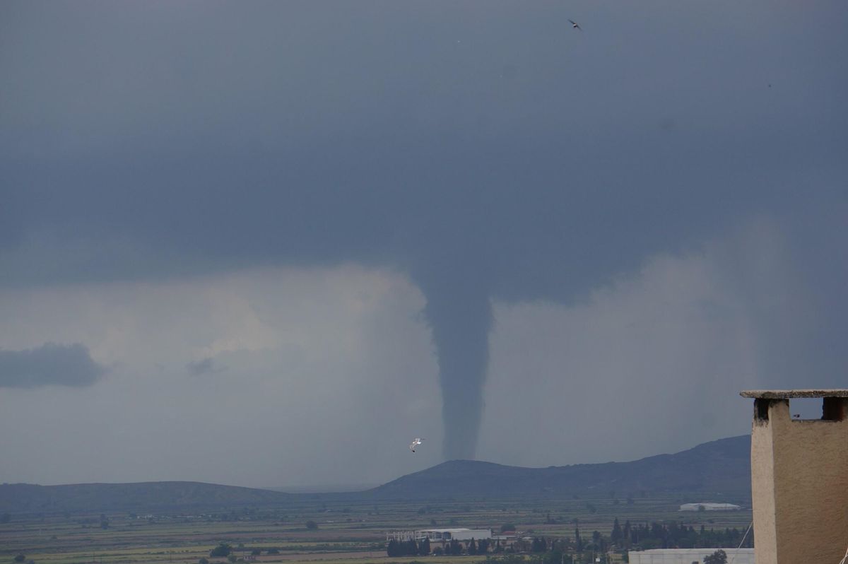 İzmir’de Karada Dev Hortum Oluştu
